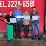 Julio Kuller recebe homenagem da fábrica de placas Santa Fé