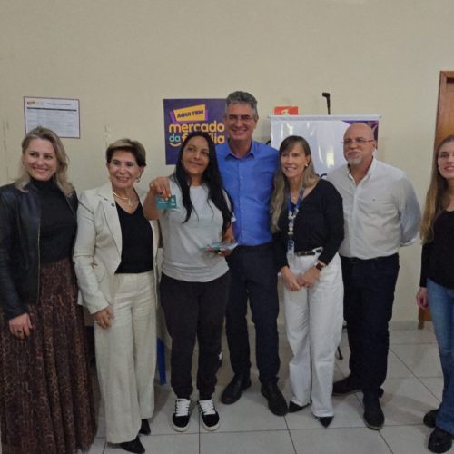 Prefeitura entrega primeiros cartões do Mercado da Família e amplia alcance do programa