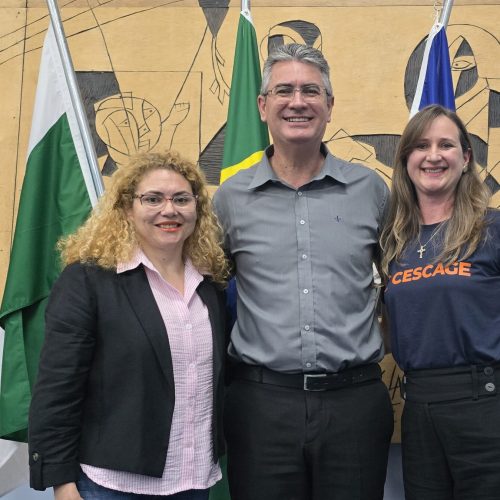 Diretora do Cescage discursa na tribuna da Câmara Municipal