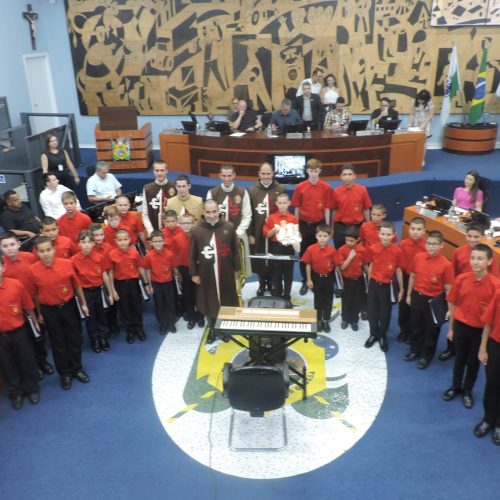 Coral dos Arautos do Evangelho se apresenta no encerramento das sessões ordinárias da Câmara