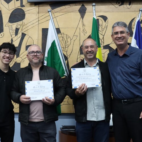 Vereador jovem entrega moções de aplausos a professores de música 