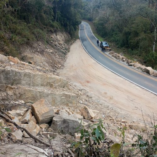Prefeitura e Câmara avançam em obras na estrada Enio Baptista Rosas em Itaiacoca