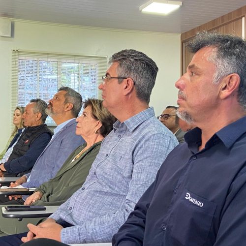 Julio Kuller e prefeita Elizabeth se reúnem na ASSOCAMPOS