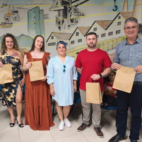 Kuller visita a creche para idosos