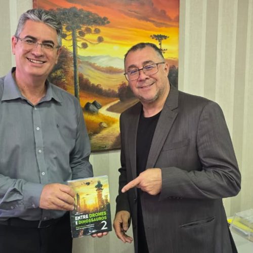 Nascimento presenteia Julio Kuller com sua nova obra literária